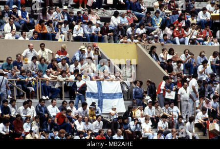 FIFA WM - Mexiko 1986 25.06.1986, Estadio Azteca, Mexico, D.F. Halbfinale Argentinien gegen Belgien. Finnland Fahne im Stehen. Stockfoto