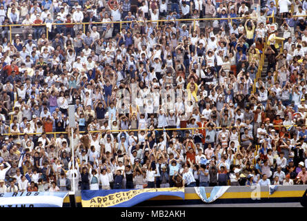 FIFA WM - Mexiko 1986 25.06.1986, Estadio Azteca, Mexico, D.F. Halbfinale Argentinien gegen Belgien. Die Zuschauer im Stadion, die die mexikanische Welle. Stockfoto