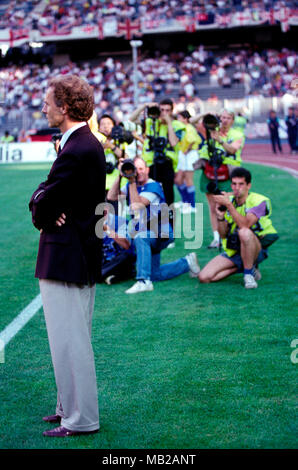 FIFA Fussball-Weltmeisterschaft 1990 - Italia (Italien 1990) 4.7.1990, Stadio delle Alpi, Turin, Italien. Halbfinale West Deutschland gegen England. Deutsche Trainer "Kaiser" Franz Beckenbauer vor dem Spiel warm-up watching vor Linsen Fotografen". Stockfoto