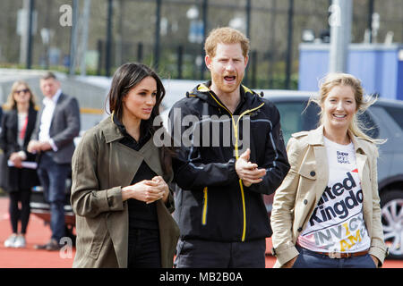 Badewanne, Großbritannien. 6. April 2018. Prinz Harry und Meghan Markle abgebildet an der Universität von Bath Sport Training Village, wie sie das britische Team Studien für die 2018 Invictus Games teilnehmen. Die Spiele sind ein sportliches Ereignis für verletzte Active Duty und Veteran service Mitglieder, 500 Teilnehmer aus 18 Nationen in 11 adaptive Sport in diesem Jahr Invictus Games, die in Sydney, Australien im Oktober 2018 stattfinden wird konkurrieren. Credit: lynchpics/Alamy leben Nachrichten Stockfoto