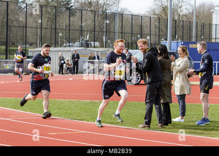 Badewanne, Großbritannien. 6. April 2018. Prinz Harry und Meghan Markle abgebildet an der Universität von Bath Sport Training Village, wie sie das britische Team Studien für die 2018 Invictus Games teilnehmen. Die Spiele sind ein sportliches Ereignis für verletzte Active Duty und Veteran service Mitglieder, 500 Teilnehmer aus 18 Nationen in 11 adaptive Sport in diesem Jahr Invictus Games, die in Sydney, Australien im Oktober 2018 stattfinden wird konkurrieren. Credit: lynchpics/Alamy leben Nachrichten Stockfoto