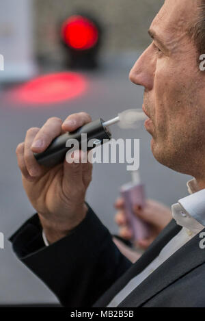 April 6, 2018 - Turin, Italy-April 6, 2018: British American Tobacco Italia Pressekonferenz zu präsentieren, als eine nationale Vorschau,'' Glo'' ein neues Produkt mit der neuesten Generation von beheizten Tabak und der Store in der Via Carlo Alberto 14 in Turin Credit: Stefano Guidi/ZUMA Draht/Alamy leben Nachrichten Stockfoto