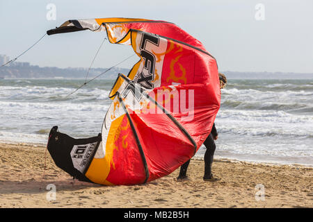 Sandbanks, Poole, Dorset, Großbritannien. April 2018. UK Wetter: Luftiger Tag in Sandbanks, wenn Kitesurfer das Beste aus den windigen Bedingungen machen. Kitesurfer halten flexifoil an der Küste. Kitesurfer Kitesurfer Kitesurfer Kitesurfer Kitesurfer Kitesurfer Kitesurfen Kitesurfen Kitesurfen Kitesurfen Kitesurfen Kitesurfen Kitesurfen Kitesurfen Kitesurfen Kitesur Stockfoto