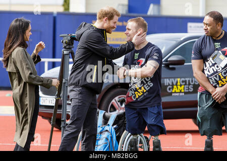 Badewanne, Großbritannien. 6. April 2018. Prinz Harry und Meghan Markle abgebildet, da sie sich auf die Athleten, die an der Universität von Bath Sport Training Village bei seinem Besuch in Großbritannien team Studien für die 2018 Invictus Spiele reden. Die Spiele sind ein sportliches Ereignis für verletzte Active Duty und Veteran service Mitglieder, 500 Teilnehmer aus 18 Nationen in 11 adaptive Sport in diesem Jahr Invictus Games, die in Sydney, Australien im Oktober 2018 stattfinden wird konkurrieren. Credit: lynchpics/Alamy leben Nachrichten Stockfoto