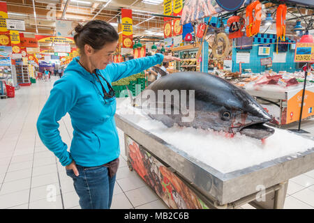 Gran Canaria, Kanarische Inseln, Spanien. Ein 325 kg (716 lb) Rotem Thunfisch (Thunnus thynnusis) in Al Campo Supermarkt. Stockfoto