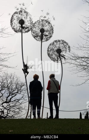 Wisley Gardens Surrey, England. 6. April 2018. Zwei Damen bewundern die Löwenzahn Skulptur in Wisley Gardens Surrey, in den Diesigen morgen Sonnenschein. Credit: Julia Gavin/Alamy leben Nachrichten Stockfoto