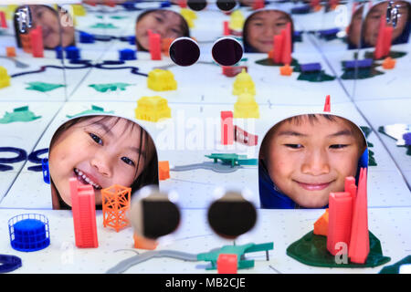 Somerset House, London, 6. April 2018. Sie+Erbse Peep-Pop Stadt ist ein architektonisches Spiel mit einer verspiegelten Kasten - Besucher sind fasziniert, "spannen" in das Feld ein. Die Besucher, besonders Kinder, Freude am Umgang mit den Spielen. 'Jetzt spielen' ist eine interaktive Ausstellung und Festival der Game Design. Es öffnet sich heute im Somerset House in Central London. Credit: Imageplotter Nachrichten und Sport/Alamy leben Nachrichten Stockfoto