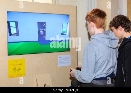 Somerset House, London, 6. April 2018. Zwei Jungen spielen "VR3". Die Besucher, besonders Kinder, Freude am Umgang mit den Spielen. Jetzt spielen Sie dieses, eine interaktive Ausstellung und Festival der Game Design öffnet sich heute im Somerset House in Central London. Credit: Imageplotter Nachrichten und Sport/Alamy leben Nachrichten Stockfoto