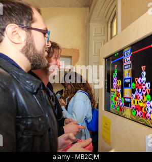 Somerset House, London, 6. April 2018. Die Besucher, besonders Kinder, Freude am Umgang mit den Spielen. Jetzt spielen Dies ist eine interaktive Ausstellung und Festival der game design, eröffnet heute im Somerset House in Central London. Credit: Imageplotter Nachrichten und Sport/Alamy leben Nachrichten Stockfoto