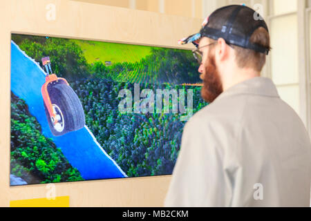 Somerset House, London, 6. April 2018. Ein Besucher spielt eine der interaktiven Bildschirm spielen. Jetzt spielen Sie dieses, eine interaktive Ausstellung und Festival der Game Design öffnet sich heute im Somerset House in Central London. Credit: Imageplotter Nachrichten und Sport/Alamy leben Nachrichten Stockfoto