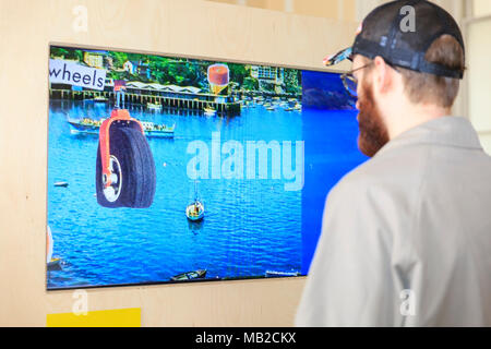 Somerset House, London, 6. April 2018. Ein Besucher spielt eine der interaktiven Bildschirm spielen. Jetzt spielen Sie dieses, eine interaktive Ausstellung und Festival der Game Design öffnet sich heute im Somerset House in Central London. Credit: Imageplotter Nachrichten und Sport/Alamy leben Nachrichten Stockfoto