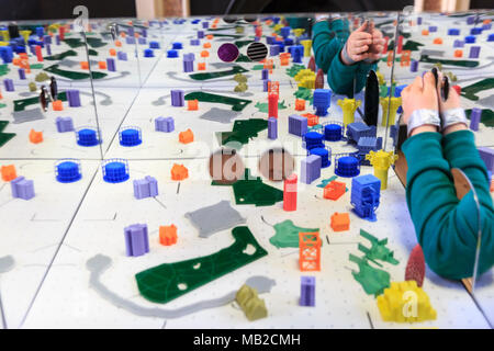 Somerset House, London, 6. April 2018. Sie+Erbse Peep-Pop Stadt ist ein architektonisches Spiel mit einer verspiegelten Kasten - Besucher sind fasziniert, "spannen" in das Feld ein. Die Besucher, besonders Kinder, Freude am Umgang mit den Spielen. 'Jetzt spielen' ist eine interaktive Ausstellung und Festival der Game Design. Es öffnet sich heute im Somerset House in Central London. Credit: Imageplotter Nachrichten und Sport/Alamy leben Nachrichten Stockfoto