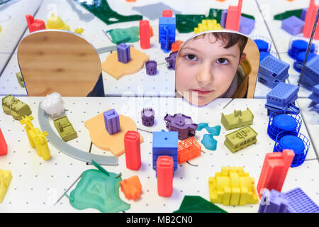 Somerset House, London, 6. April 2018. Sie+Erbse Peep-Pop Stadt ist ein architektonisches Spiel mit einer verspiegelten Kasten - Besucher sind fasziniert, "spannen" in das Feld ein. Die Besucher, besonders Kinder, Freude am Umgang mit den Spielen. 'Jetzt spielen' ist eine interaktive Ausstellung und Festival der Game Design. Es öffnet sich heute im Somerset House in Central London. Credit: Imageplotter Nachrichten und Sport/Alamy leben Nachrichten Stockfoto