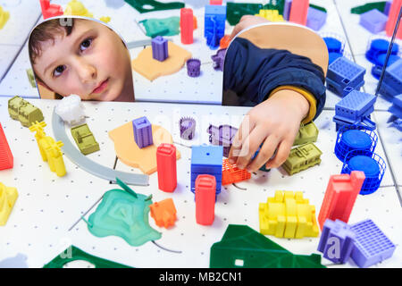 Somerset House, London, 6. April 2018. Sie+Erbse Peep-Pop Stadt ist ein architektonisches Spiel mit einer verspiegelten Kasten - Besucher sind fasziniert, "spannen" in das Feld ein. Die Besucher, besonders Kinder, Freude am Umgang mit den Spielen. 'Jetzt spielen' ist eine interaktive Ausstellung und Festival der Game Design. Es öffnet sich heute im Somerset House in Central London. Credit: Imageplotter Nachrichten und Sport/Alamy leben Nachrichten Stockfoto