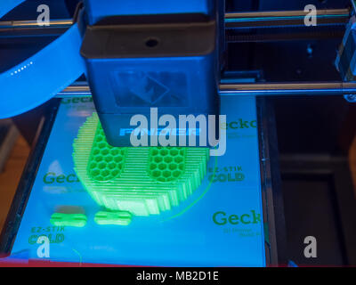 Flashforge Fiinder 3d-Drucker druckt eine grüne Form von Grün PLA Heizdraht auf seiner Seite drucken Bed Stockfoto