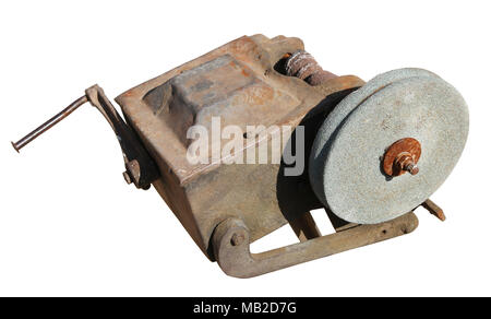 Alte vintage Schleifscheibe zum Schärfen von Küchenmessern und Achsen/auf Weiß mit Patch isoliert. Sonnigen Tag Außenaufnahme Stockfoto