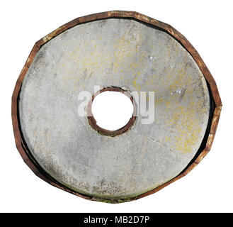 Das Rad für die Mühle ist aus Beton. Die Felge ist mit einem metallischen rusty strip gemacht. Auf weiß Outdoor Objekt isoliert Stockfoto