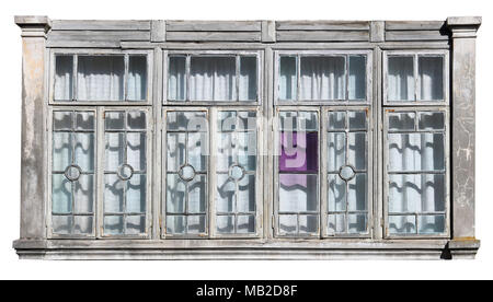 Das Fenster der alten zerstörten Vintage House besteht aus fünfzig - sieben separaten Fragmenten. Auf weiß isoliert. Sonniger Frühlingstag Außenaufnahme Stockfoto