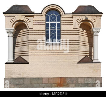 Dieser Standard wird von der Dekoration der Fenster der alten Orthodoxen Kirche - eine gelbe Wand mit Gips zu spalten. Mit patch sonnigen Tag ou Isoliert Stockfoto