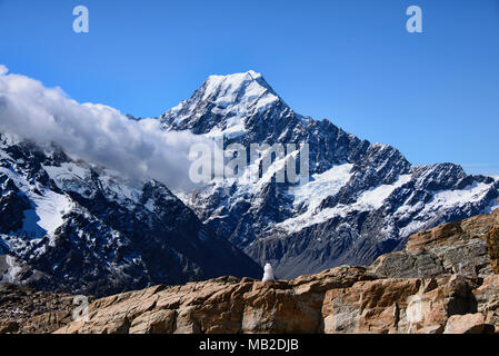 Mount Cook steigt über den Hooker Valley, Südliche Alpen, Neuseeland Stockfoto
