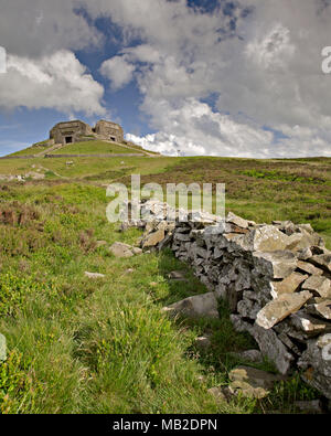 Jubiläum Turm und Trockenmauern Wand an Moel Famau Hill, Clwydian Hügel Bereich AONB, North Wales Stockfoto