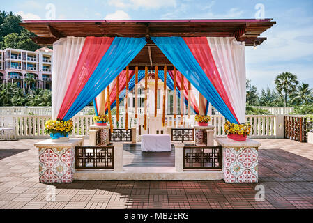 Die bunte Dekoration der indischen Hochzeit Veranstaltungsort für mehndi (Henna), Gewinde Zeremonie. Stockfoto