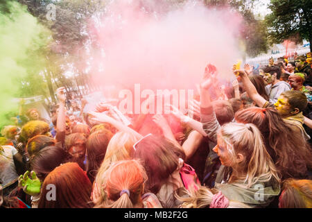 Gomel, Weißrussland - 12. September 2015: Junge Leute Spaß haben und tanzen zusammen auf Holi-Farbe-Festival im park Stockfoto