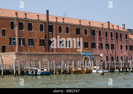 Venedig, Italien, 13. JUNI 2017: Blick aus ein Kanal von der Polizeistation in Venedig mit der Polizei Boote vor Anker. Stockfoto