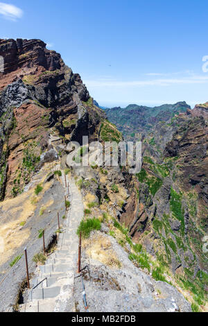 Schmaler Pfad Bergen von Madeira Abenteuer Stockfoto