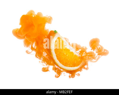 Orange Frucht auf Tinte auf weißem Hintergrund Stockfoto