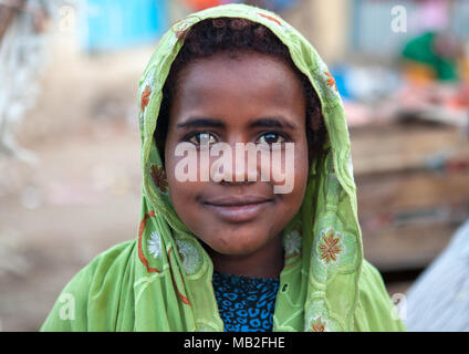 Porträt eines lächelnden somalischen Mädchen mit einem Hijab, Woqooyi Galbeed region, Hargeisa, Somaliland Stockfoto