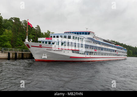 Russland, Insel Walaam - 18. AUGUST 2017: Weiße Kreuzfahrtschiff am Pier in der Bolschaja Nikonovskaya Bay günstig auf der Insel Walaam Stockfoto