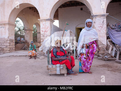 Porträt einer somalischen Frauen vor ihrem Haus, Nordwest Provinz, Berbera, Somaliland Stockfoto