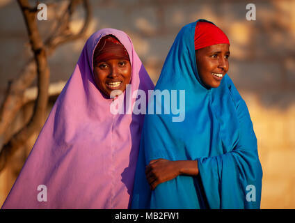 Portrait von lächelnden somalischen Mädchen im Teenageralter, Woqooyi Galbeed Provinz, Baligubadle, Somaliland Stockfoto