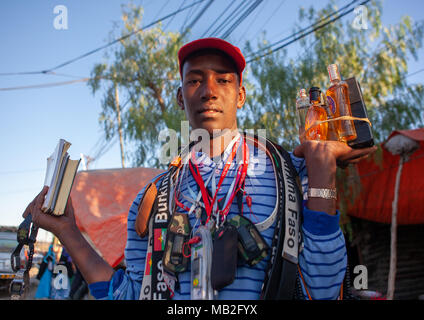 Die somalische Mann verkaufen alle Arten von Waren auf der Straße, Woqooyi Galbeed region, Hargeisa, Somaliland Stockfoto