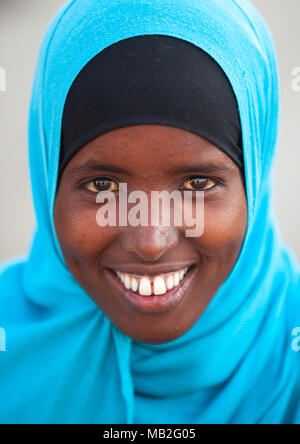 Porträt einer somalischen Mädchen trägt ein blaues Hijab, Woqooyi Galbeed region, Hargeisa, Somaliland Stockfoto