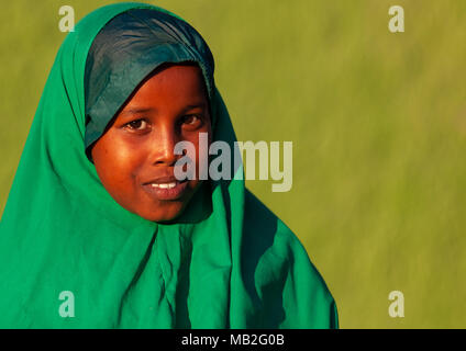 Porträt einer somalischen Mädchen in Grün hijab, Woqooyi Galbeed region, Hargeisa, Somaliland Stockfoto