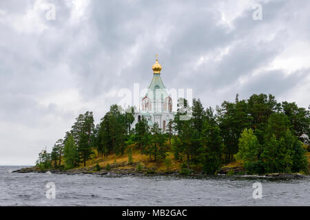 Saint Nicholas Insel (Skete) bei stürmischem Regenwetter. Walaam Verklärung Kloster. Abend geschossen. Karelien. Russland. Stockfoto