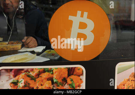 Bitcoin Werbung sign ein BITCOIN ATM Maschine in einem Post in Central London, England Stockfoto