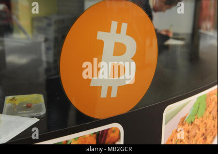 Bitcoin Werbung sign ein BITCOIN ATM Maschine in einem Post in Central London, England Stockfoto