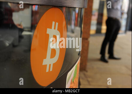 Bitcoin Werbung sign ein BITCOIN ATM Maschine in einem Post in Central London, England Stockfoto