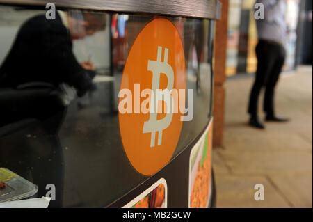 Bitcoin Werbung sign ein BITCOIN ATM Maschine in einem Post in Central London, England Stockfoto