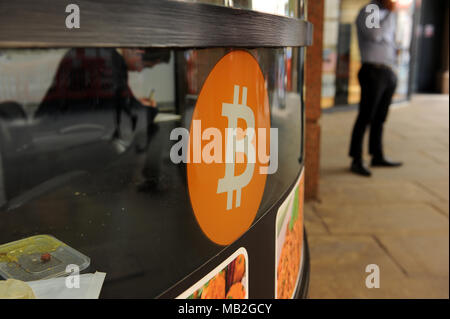 Bitcoin Werbung sign ein BITCOIN ATM Maschine in einem Post in Central London, England Stockfoto