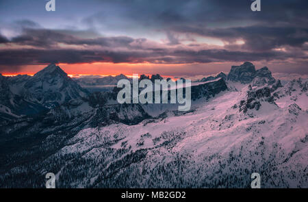 Sonnenaufgang über Pelmo und Antelao Berge, Dolomiten, Cortina d'Ampezzo Dorf, Belluno, Venetien, Italien Stockfoto