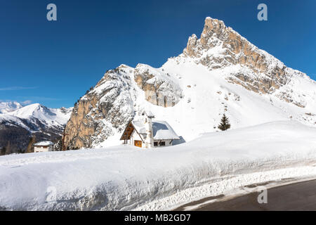 Kirche von Passo Falzarego, Cortina d'Ampezzo Dorf, Belluno, Venetien, Italien Stockfoto