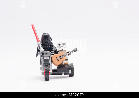 Mini Figur des Darth Vader ein Lichtschwert und Storm Trooper Holding eine Gitarre reiten Motorrad. Stockfoto