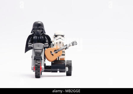 Lego Darth Vader reiten Motorrad mit Storm Trooper Holding eine Gitarre. auf weißem Hintergrund. Stockfoto