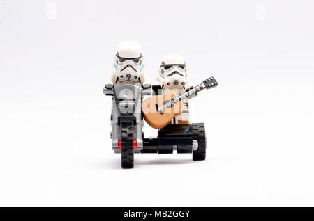 Mini Abbildung von Storm troopers Reiten und einer von ihnen halten eine Gitarre reiten Motorrad. Lego Minifiguren sind von der Lego Gruppe hergestellt. Stockfoto