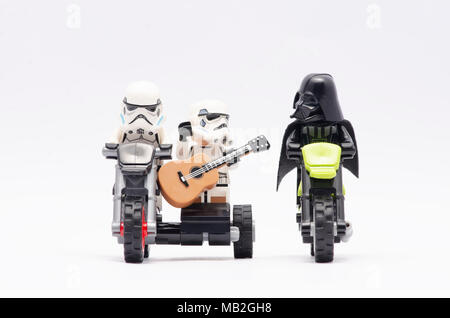 Mini Abbildung von Storm troopers Reiten und einer von ihnen halten eine Gitarre reiten Motorrad mit Darth Vader reiten neben. Stockfoto