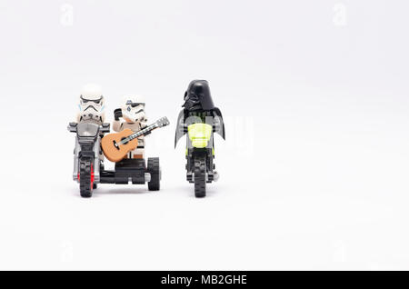 Mini Abbildung von Storm troopers Reiten und einer von ihnen halten eine Gitarre reiten Motorrad mit Darth Vader reiten neben. Stockfoto